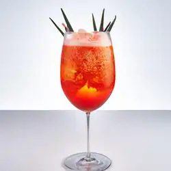 Une image de Cocktail Frizzante, le cocktail fruité et épicé parfait pour l'été ☀️🍹 - image générée par IA (DALL-E)