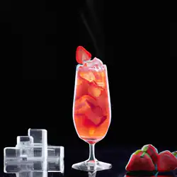 Une image de Cocktail Fraise et Pêche Parfumée, le mélange parfait pour une soirée d'été - image générée par IA (DALL-E)