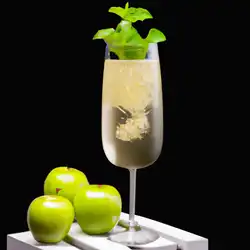 Une image de J'ai testé le Minty Apple Fizz : un cocktail qui m'a fait frissonner ! - image générée par IA (DALL-E)