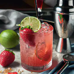 Une image de Strawberry-Lime Gin Fizz : une explosion de saveurs dans ton verre !