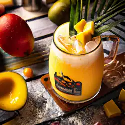 Une image de Cocktail Mango Peachy Whisky Sour, la boisson parfaite pour une soirée entre amis 🍹👯‍♀️