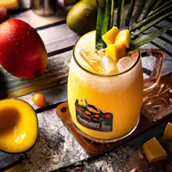 Une image de Cocktail Mango Peachy Whisky Sour, la boisson parfaite pour une soirée entre amis 🍹👯♀️