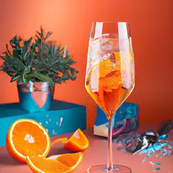 Une image de Le Spritz Peche-Orange : le cocktail parfait pour un brunch entre copines 🍹👯‍♀️ - image générée par IA (DALL-E)