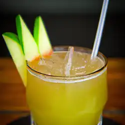 Une image de Le Ti-Pom'Trop : le cocktail qui va changer ta vie !