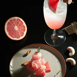 Une image de La Coquetelle de Douceur Pêchue : un cocktail qui fait rugir les papilles ! - image générée par IA (DALL-E)